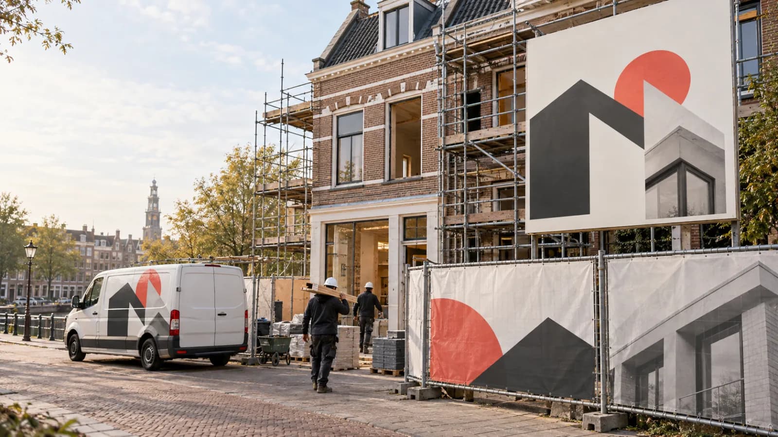 Bouwbord, bouwhekdoek en bedrijfsbus bij een modern renovatieproject